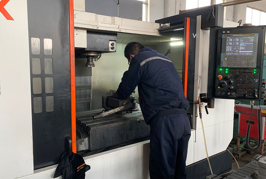 עובדים מייצרים חלקי CNC דיוק גבוה